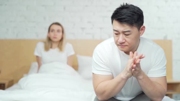 年轻的不幸家庭夫妇在床上有问题 年轻的亚洲人在争吵之后坐在家里 心里很不高兴 夫妻关系中很难相处 爱情概念 — 图库视频影像