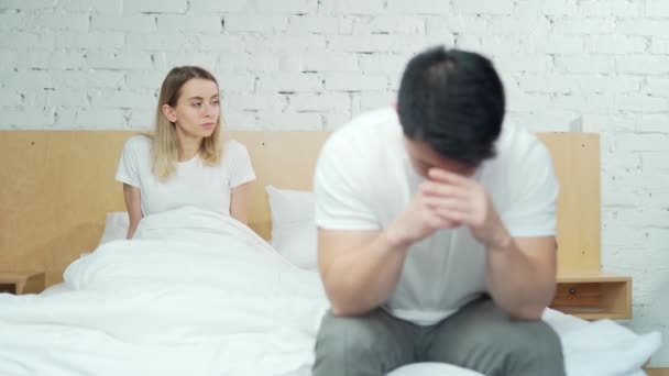 부부는 침대에서 문제를 겪는다 이시아인을 화나게 아내는 관계에서 어려움을 있습니다 — 비디오