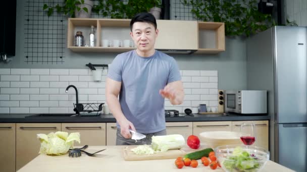Ασιάτης Προπονητής Αρσενικό Σεφ Λέει Μια Συνταγή Πώς Μαγειρέψουν Υγιεινά — Αρχείο Βίντεο