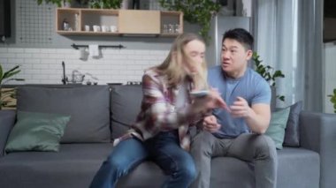 Evli bir çift, erkek ve kadın, evdeki kanepede oturup telefonda tartışıyorlar, kıskançlık. Genç aile içi sadakatsizlik, zina, gizli yazışmalar ortaklara güvensizlik ve kavgalar.