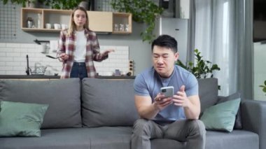 Aile içi şiddet mağduru bir kadın kocasıyla kavga ediyor. Karısı ona bağırırken Asyalı gergin bir adam ön koltukta oturuyor. Evdeki genç ailede çiftler arasında sorunlar ve çatışma