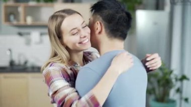 Mutlu çift kucaklaşması. Adam evde bir kadına sarılıyor. Aşk, ilişkiler arkadaş ve insan kavramlarıdır. Evli, Asyalı karı koca birlikte.