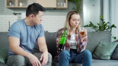 Evde alkol alan alkolik bir kadın, kocası hayal kırıklığına uğramış ve sinirlenmiş, alkol yüzünden genç ailede çatışma. Evde çok ırklı bir çift var. Alkolizm ve kötü alışkanlıklar sorunu