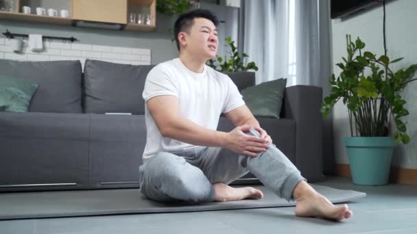 Homem Asiático Sofrendo Dor Intensa Nos Músculos Joelho Perna Reumatismo — Vídeo de Stock