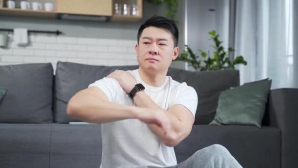 Ung Asiatisk Man Tränar Sträck Rygg Och Armmuskler Hemma Atletisk — Stockvideo
