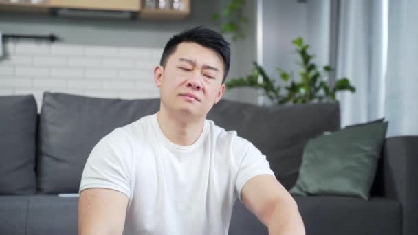 Joven Asiático Hombre Ejercicio Estirar Los Músculos Espalda Casa Interiores — Vídeos de Stock