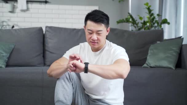 Pria Sporty Menggunakan Kebugaran Cerdas Menonton Rumah Laki Laki Muda — Stok Video