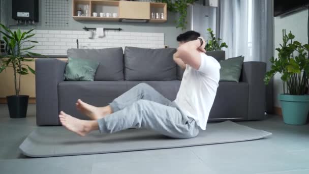 Asiatischer Mann Macht Morgengymnastik Und Fitnessübungen Auf Der Matte Hause — Stockvideo