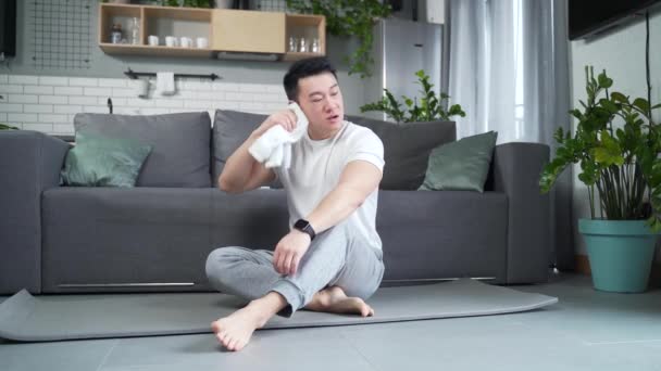 Retrato Joven Hombre Asiático Exhausto Después Del Entrenamiento Práctica Yoga — Vídeo de stock