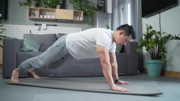 Asijský Muž Doma Dělá Fitness Sport Doma Obýváku Zvedá Podlahy — Stock video