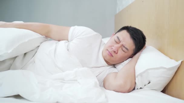 在被吵闹的邻居们惹怒的床上休息的亚洲男人公寓的隔音和薄壁问题 Insomnia Repair Work Neighbours Ors 邻居关系的概念 — 图库视频影像