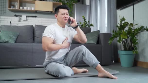 Hombre Que Llama Médico Tiene Dolor Pecho Corazón Asiático Fue — Vídeo de stock