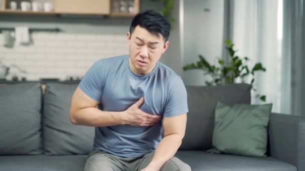 Mladý Asiat Trpí Bolestí Hrudi Doma Infarkt Zdravotní Problém Mužské — Stock video