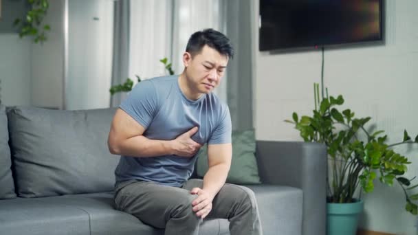 Joven Hombre Asiático Que Sufre Dolor Pecho Tener Ataque Corazón — Vídeo de stock