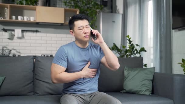 Hombre Que Llama Médico Tiene Dolor Pecho Corazón Asiático Fue — Vídeo de stock