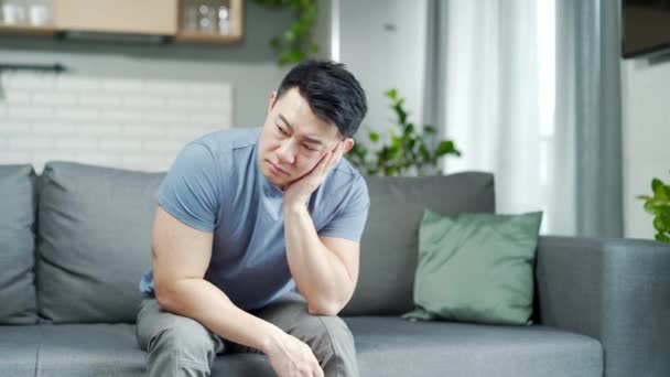 Jovem Adulto Solitário Deprimido Asiático Homem Sente Falta Casa Homem — Vídeo de Stock