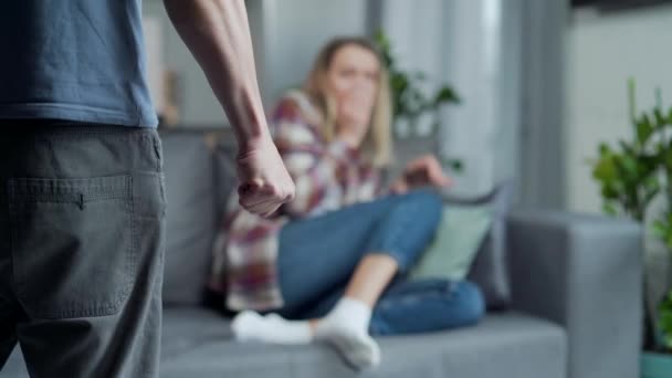 Домашнє Сімейне Насильство Чоловік Свариться Жінкою Розлючений Чоловік Кричить Дружину — стокове відео