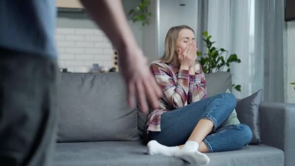 Domácí Rodinné Násilí Hádka Mezi Muži Ženami Rozzlobený Manžel Křičel — Stock video
