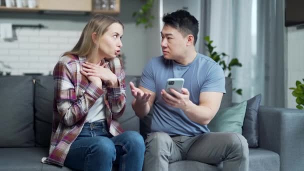 Married Couple Man Woman Sitting Couch Home Arguing Phone Jealousy — Stock Video