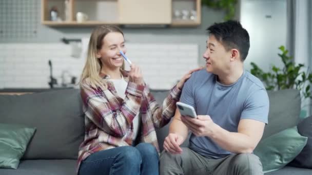 Młoda Rodzina Cieszy Się Pozytywny Test Ciążowy Szczęśliwy Małżeństwo Azjatyckie — Wideo stockowe
