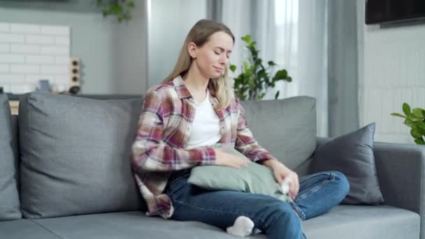 Frustriertes Trauriges Mädchen Das Hause Auf Der Couch Weint Junge — Stockvideo