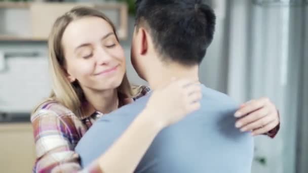 Pareja Feliz Abrazándose Abrazándose Hombre Abraza Una Mujer Casa Interior — Vídeo de stock