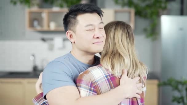 Pareja Feliz Abrazándose Abrazándose Hombre Abraza Una Mujer Casa Interior — Vídeo de stock