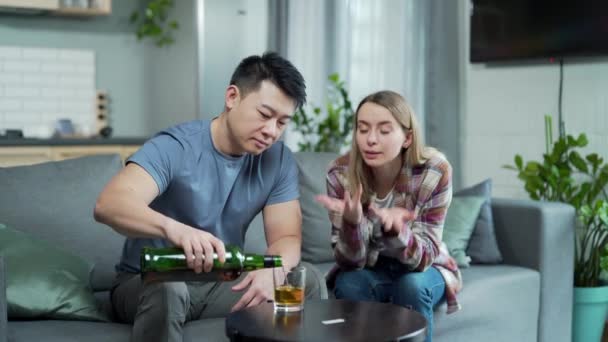 Asiatisk Man Alkoholist Dricker Stark Alkohol Hemma Hans Fru Grälar — Stockvideo