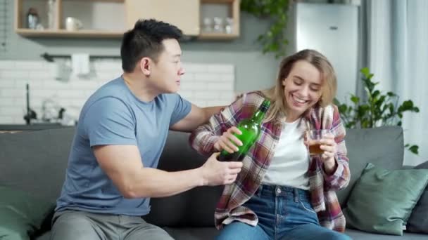 Alkoholisk Kvinna Dricker Stark Alkohol Hemma Make Frustrerad Och Irriterad — Stockvideo