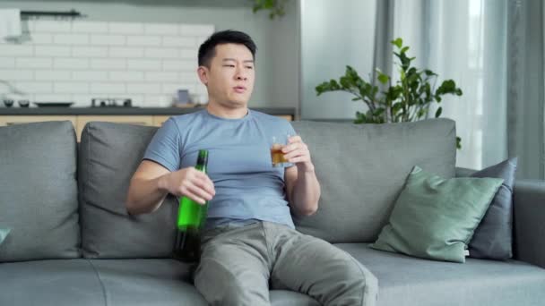 Betrunkener Asiatischer Mann Der Alkohol Trinkt Und Traurig Hause Sitzt — Stockvideo