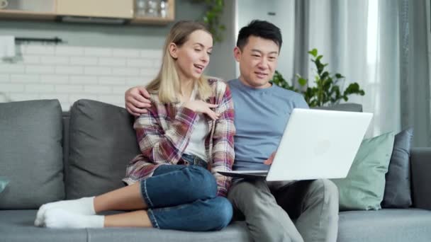 Šťastný Mladý Manželský Pár Nakupování Line Výběru Produktu Internetovém Obchodě — Stock video
