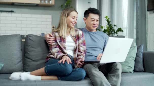 Manželé Mluví Online Video Hovor Vzdáleně Sedí Pohovce Obývacím Pokoji — Stock video