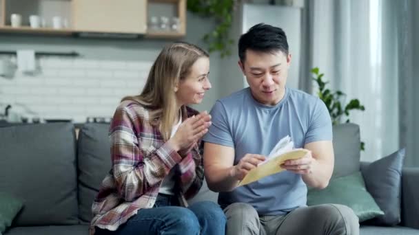 Familia Recibe Una Carta Mensaje Con Buenas Noticias Feliz Regocijo — Vídeos de Stock