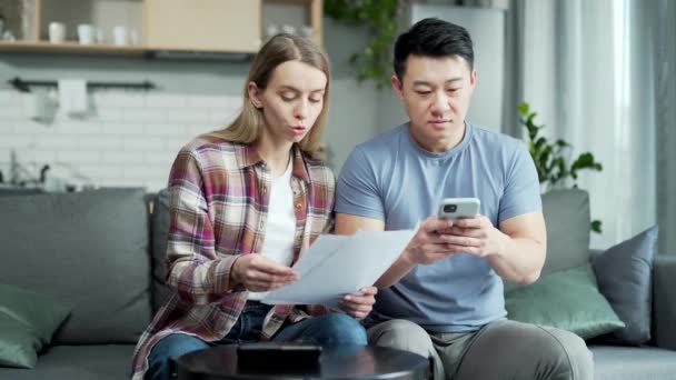 Mladý Rodinný Pár Používající Online Bankovní Aplikaci Přes Telefon Muž — Stock video