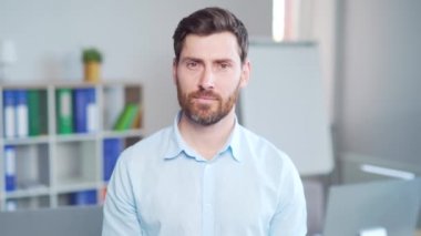 Portre yakışıklı beyaz sakallı ofis çalışanı, çalışan, kameraya bakan girişimci, gülümseyen. - Yakın çekim. İşteki neşeli erkek kâtip. Modern bir iş ofisinde iş adamı. Kapat.