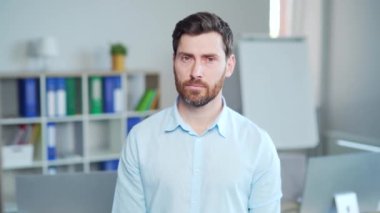 Yakışıklı, kendine güvenen sakallı adam, üniversite hocası, öğretmen, ofis çalışanı. Erkek çalışan, girişimci ya da muhasebeci bağımsız bahisçi, kameraya bakan menajer kollarını kavuşturuyor. Kapalı