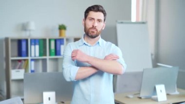 Yakışıklı, kendine güvenen sakallı adam, üniversite hocası, öğretmen, ofis çalışanı. Erkek çalışan, girişimci ya da muhasebeci bağımsız bahisçi, kameraya bakan menajer kollarını kavuşturuyor. Kapalı