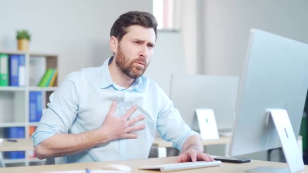 Ciddi Kalp Ağrısı Olan Erkek Ofis Çalışanı Göğsünü Kalp Kriziyle — Stok video