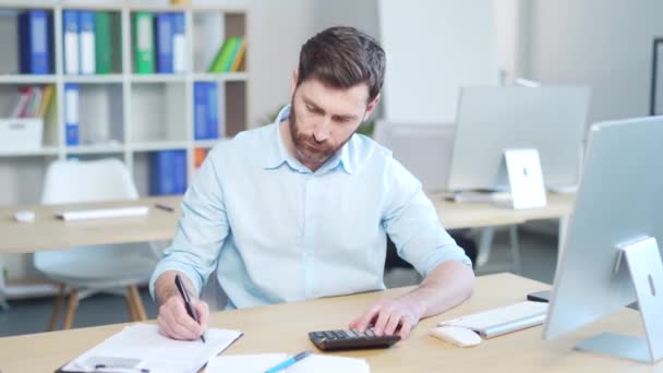 Hombre Negocios Enfocado Contable Calcula Informe Financiero Plan Negocios Presupuesto — Vídeo de stock