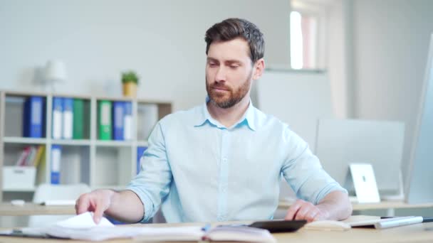 Empreendedor Empregado Satisfeito Relatório Financeiro Trabalho Uma Mesa Computador Feliz — Vídeo de Stock