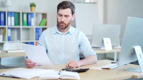 Zakelijk Vertrouwen Man Werknemer Ondernemer Werken Met Papieren Documenten Werkplek — Stockvideo