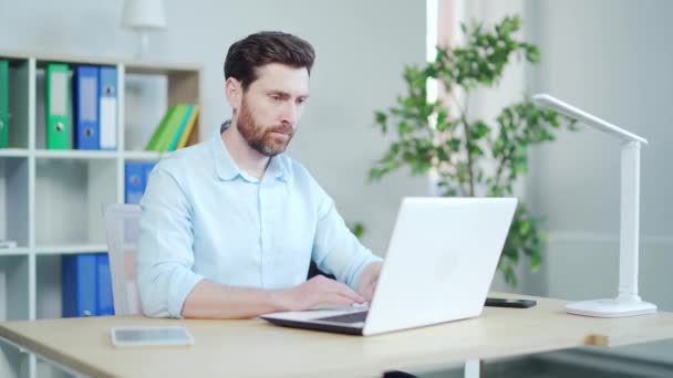 Hombre Negocios Enfocado Freelancer Empresario Empleado Que Trabaja Con Computadora — Vídeo de stock