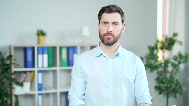 Retrato Bonito Homem Barbudo Confiante Professor Universitário Professor Trabalhador Escritório — Vídeo de Stock