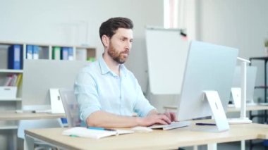 İş yerinde masa başında oturan sıradan bir iş adamı, kliması yok. Sıcaktan acı çeken erkek ofis çalışanı alnını siler. İşteki bir adam. Sıcak yaz havası. Kapalı