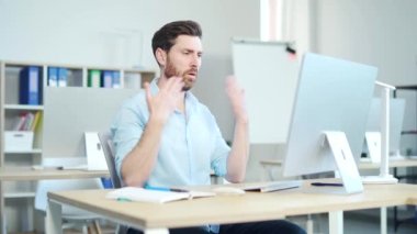 İş yerinde masa başında oturan sıradan bir iş adamı, kliması yok. Sıcaktan acı çeken erkek ofis çalışanı alnını siler. İşteki bir adam. Sıcak yaz havası. Kapalı