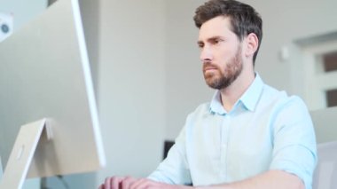 Bilgisayarda çalışan kendine güvenen beyaz iş adamı, katip çalışanı, modern ofis daktilo taramasında girişimci işyeri. Bağımsız ciddi, düşünceli bir yönetici satıcı. İnternette çalışıyor.