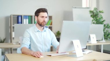 Bilgisayarda çalışan kendine güvenen beyaz iş adamı, katip çalışanı, modern ofis daktilo taramasında girişimci işyeri. Bağımsız ciddi, düşünceli bir yönetici satıcı. İnternette çalışıyor.