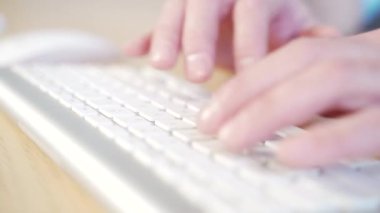 Bir iş adamının ellerinin klavyeye masa yazarken yakın çekimi. Ofisteki bilgisayarda çalışan bir adam, yakın plan. Üst görünüm