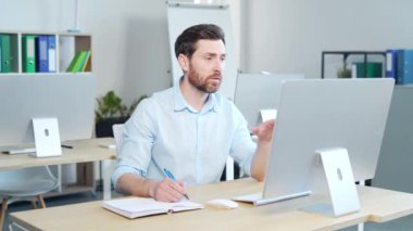 İnternetten konuşan yetişkin sakallı adam. Konferans ya da iş toplantısı. Deneyimli bir iş adamı ofiste ya da sınıfta eğitim, danışmanlık yapar. tavsiye verir