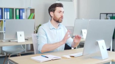 İşadamı çalışanı internette öğreniyor. İnsan Kaynakları Müdürü bilgisayardaki internet kamerasından iş görüşmesi yapıyor. Dinleme dersleri, danışmanlık, web kursu eğitimi.